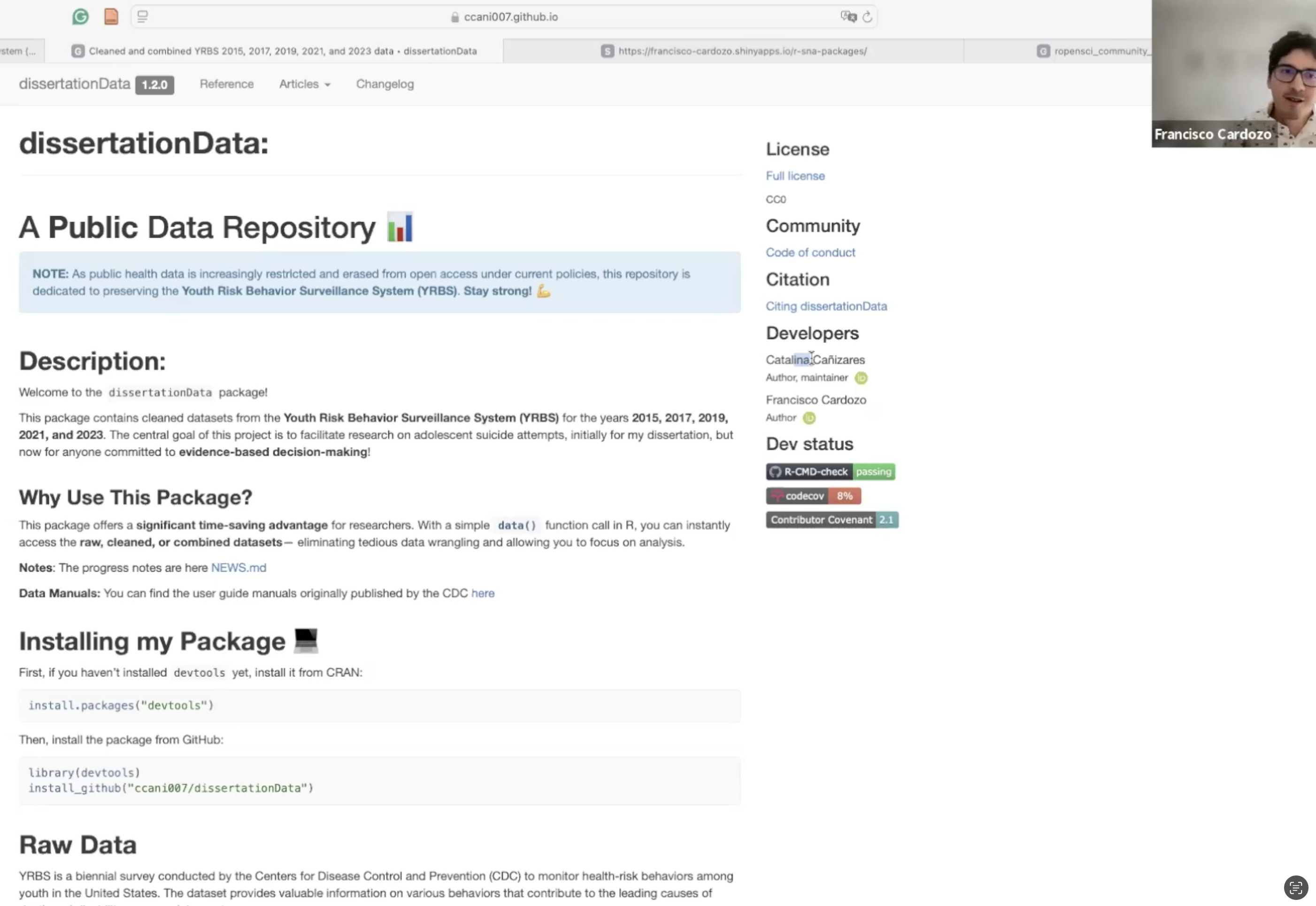 Francisco compartiendo la pantalla con la web del paquete de R dissertationData de Catalina