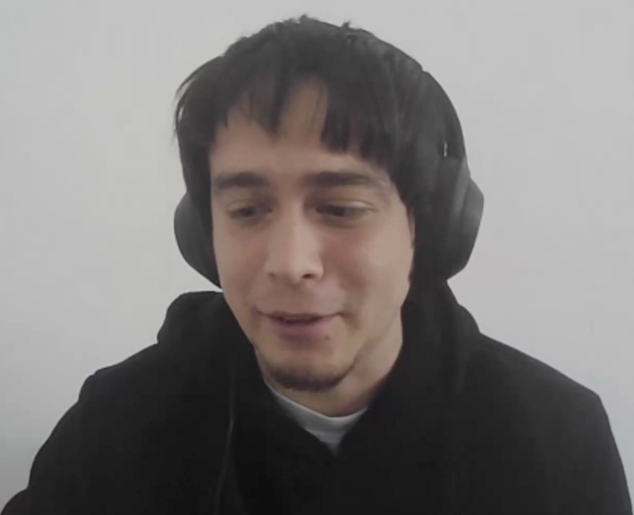 Cesar comnpartiendo su experiencia en el programa durante la community call